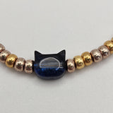 Bracciale in perline dorate e gattino blu