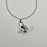 Collana con ciondolo gatto e fiori azzurri