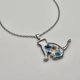 Collana con ciondolo gatto e fiori azzurri