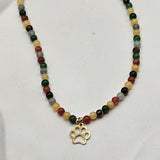 Collana in giada colorata e occhio di tigre con ciondolo zampina dorata